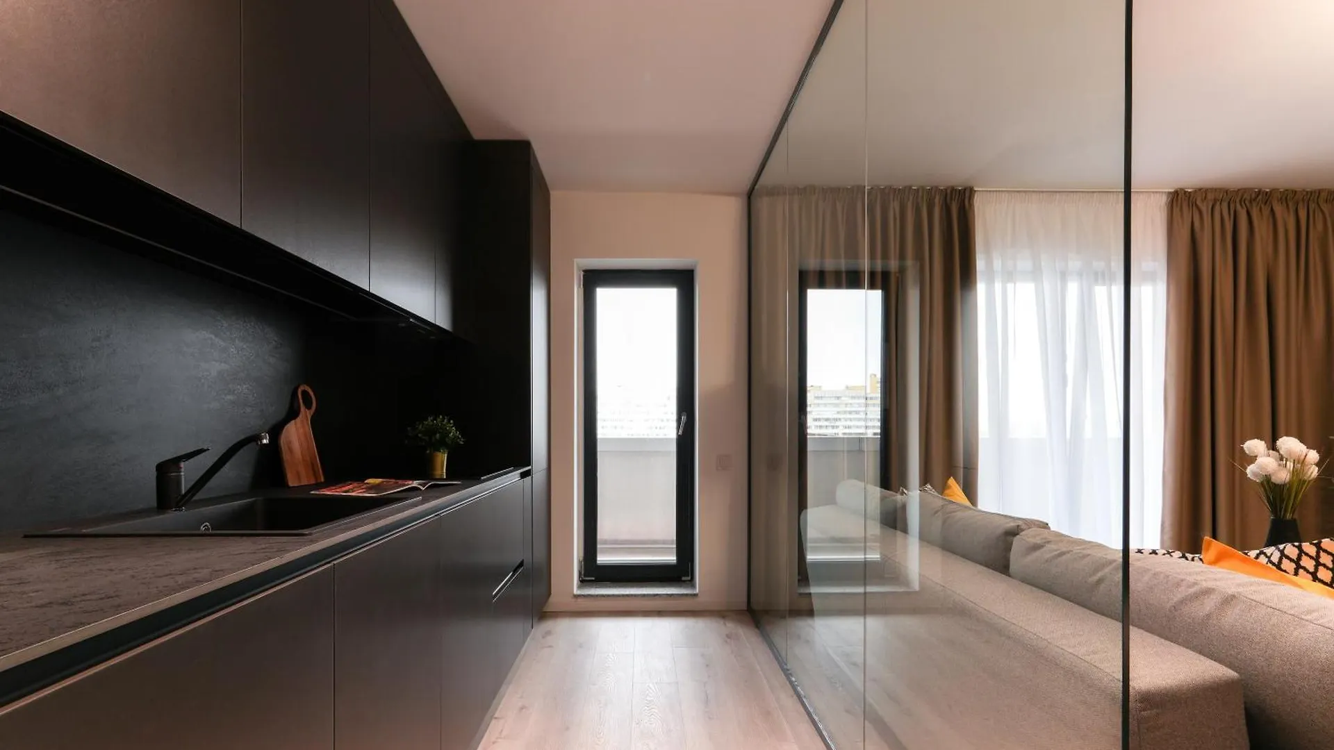 Luca - Luxury Park-View Apt With Balcony & Parking Bucharest Apartment