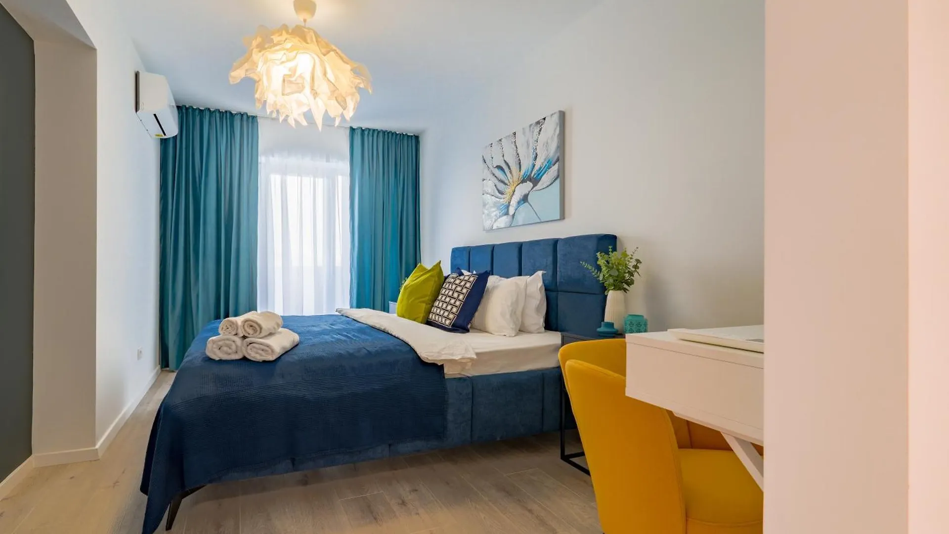Luca - Luxury Park-View Apt With Balcony & Parking Bucharest