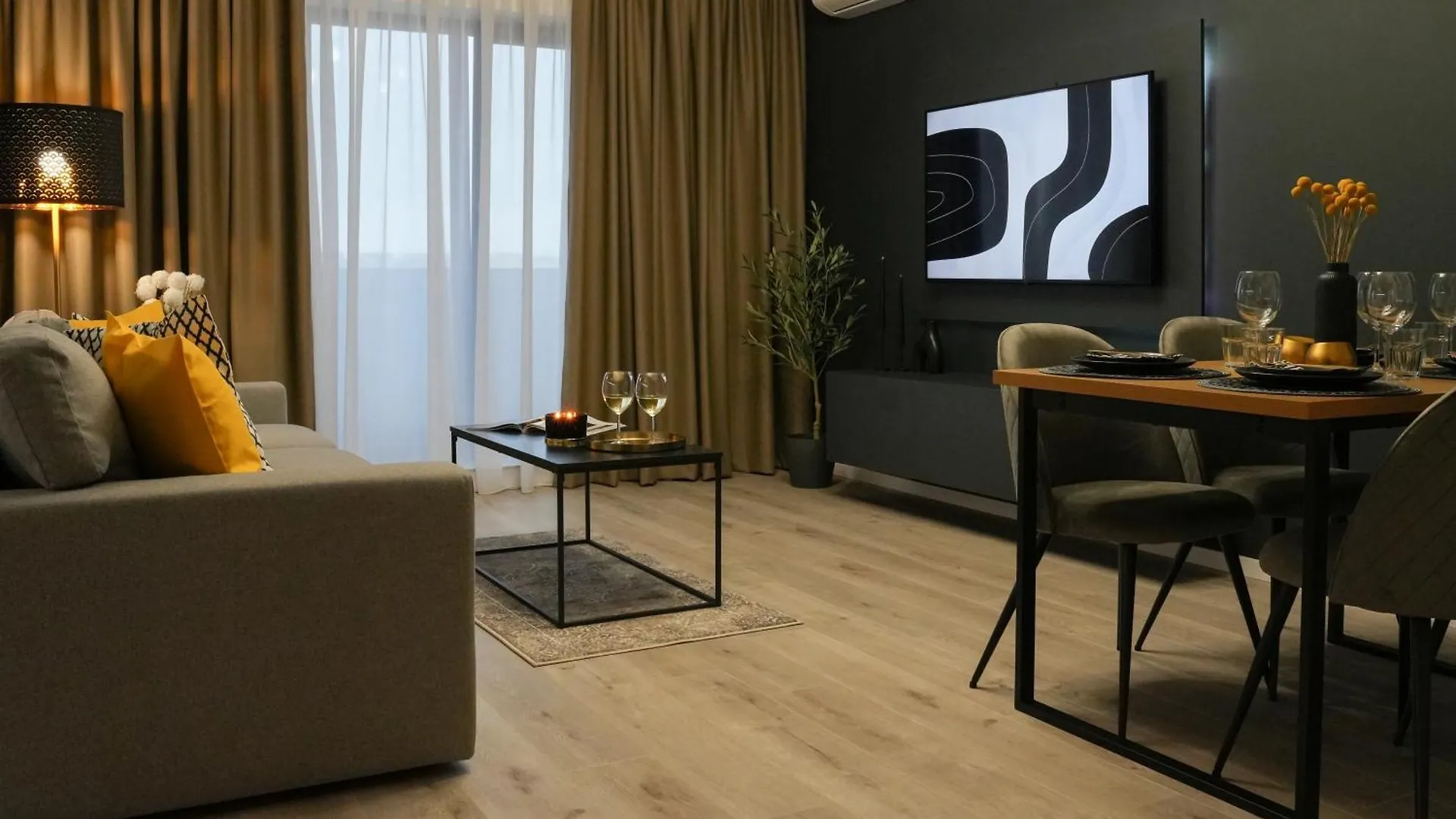 Luca - Luxury Park-View Apt With Balcony & Parking Bucharest Romania