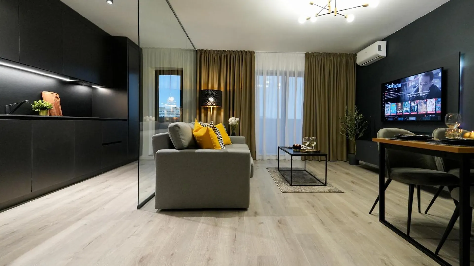Luca - Luxury Park-View Apt With Balcony & Parking Bucharest Apartment