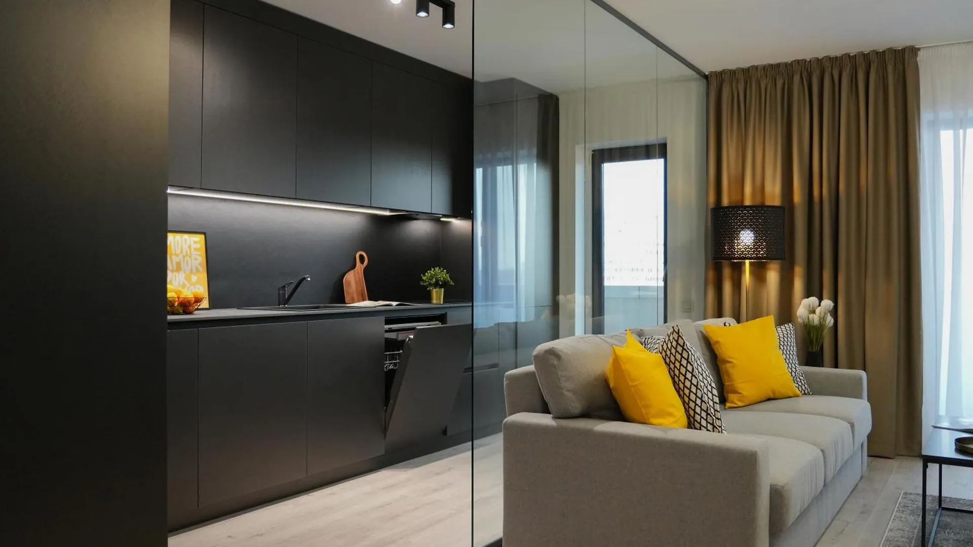 Apartment Luca - Luxury Park-View Apt With Balcony & Parking Bucharest