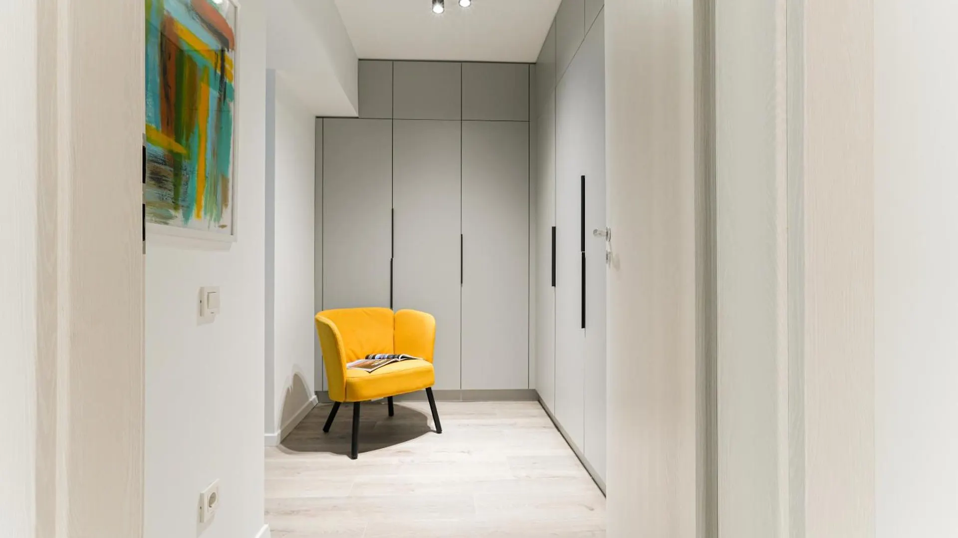 Luca - Luxury Park-View Apt With Balcony & Parking Bucharest Apartment