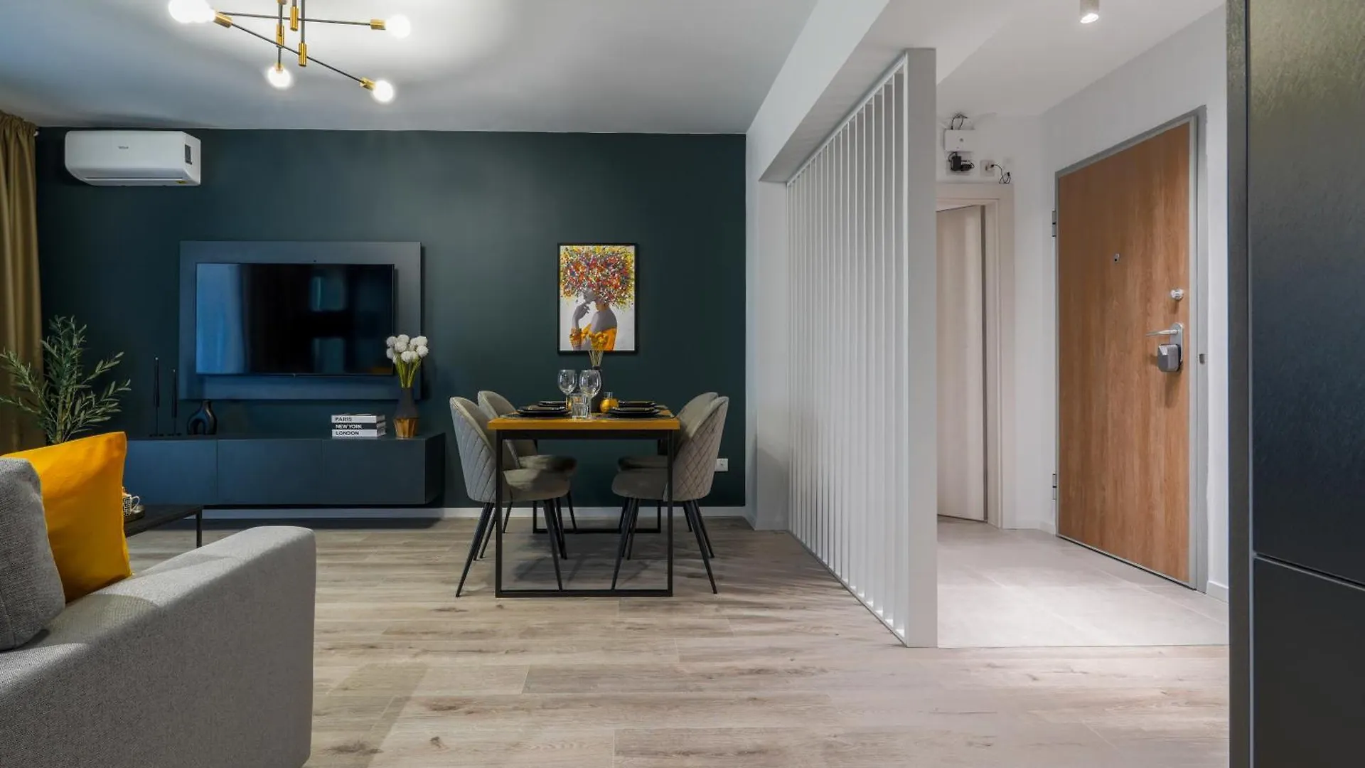 Luca - Luxury Park-View Apt With Balcony & Parking Bucharest