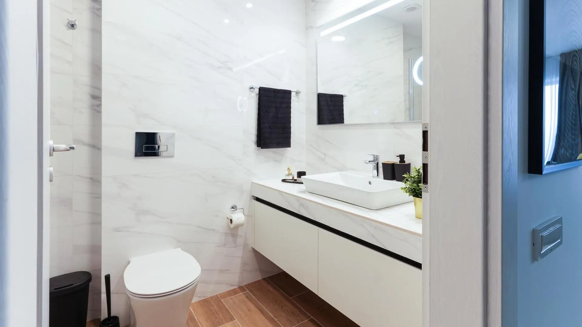 Luca - Luxury Park-View Apt With Balcony & Parking Bucharest Romania