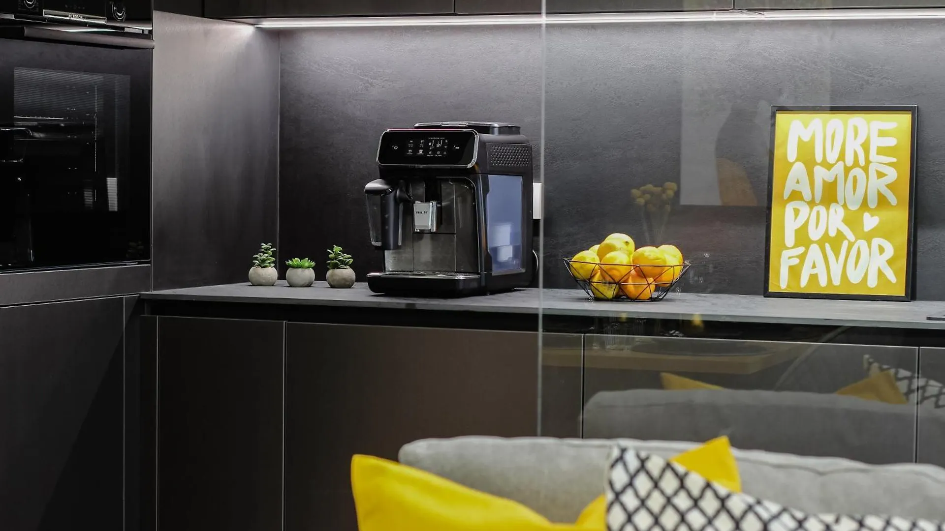 Luca - Luxury Park-View Apt With Balcony & Parking Bucharest